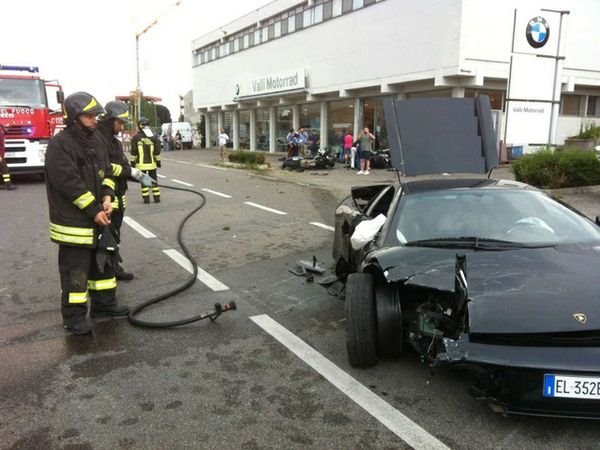 Автомобиль Lamborghini Murcielago разбил с десяток новых мотоциклов