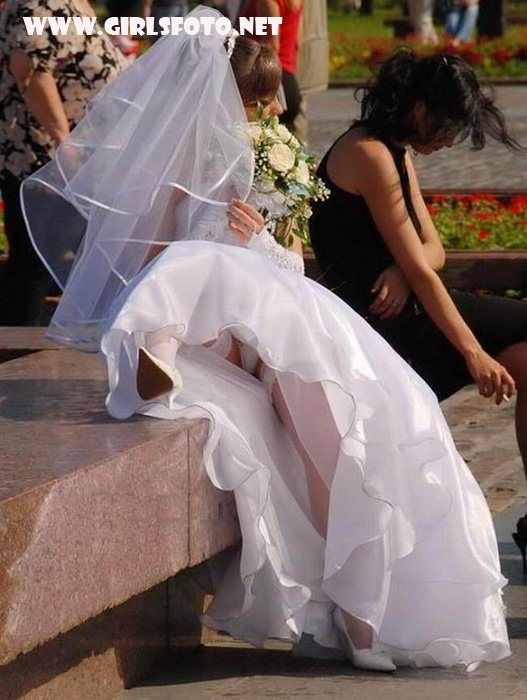 Ножки невесты под платьем
