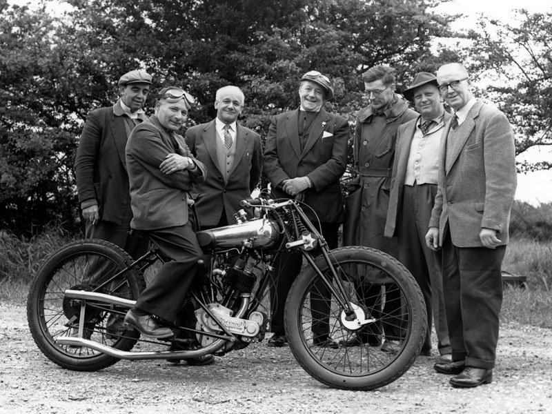 Ретро мотоцикла Brough Superior 1922 Джорджа Брафа