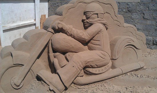 Скульптуры мотоциклов из песка