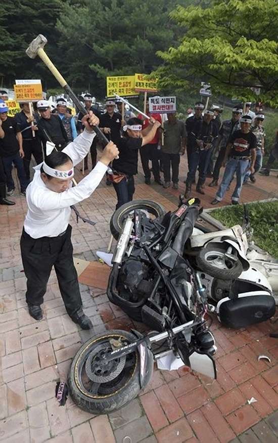 Мотоциклы пострадали в антияпонском протесте в Сеуле