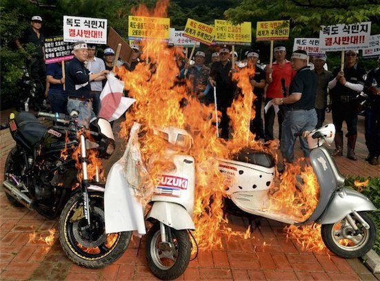 Мотоциклы пострадали в антияпонском протесте в Сеуле