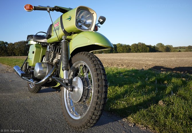 Старинный мотоцикл MZ ES 250/2 1969