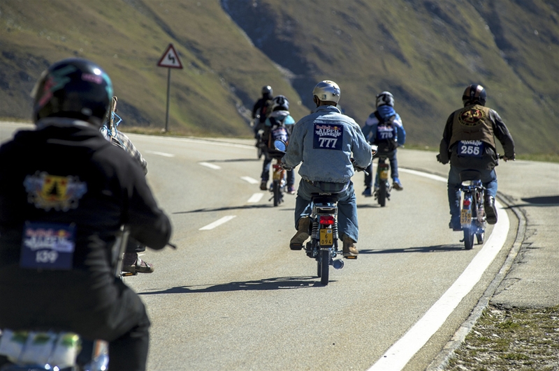 Red Bull Alpenbrevet 2012 - минипутешествие-гонка на мопедах