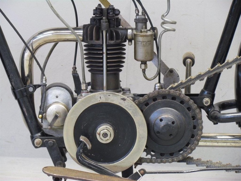 Старинный мотоцикл Monark 1927